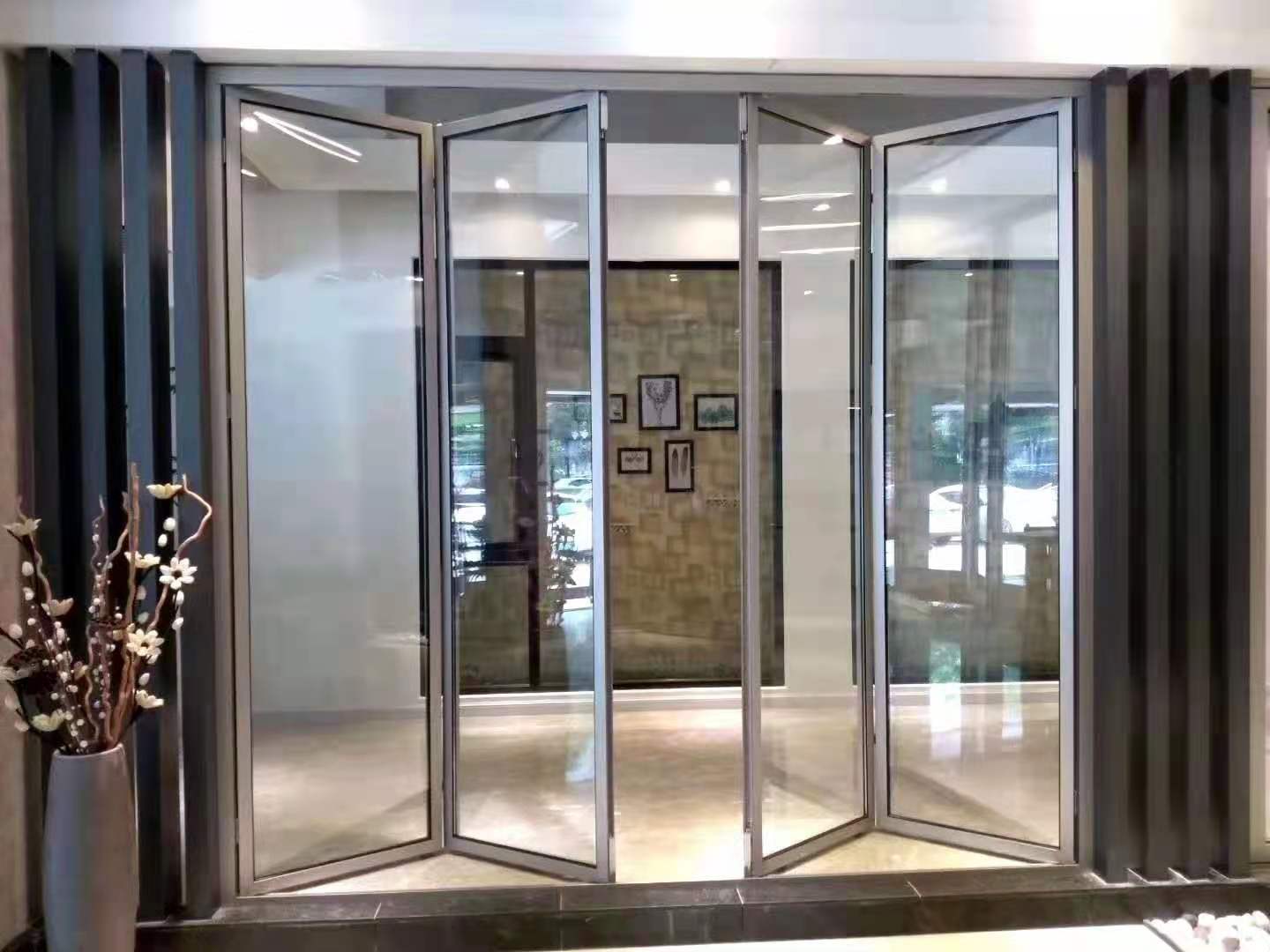 別墅裝上折疊門，汽車都能輕松開進室內(nèi)